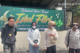 Kawal Warga Melewati Jalan Lintas Curup-Lubuklinggau, Personel Polsek Sindang Kelingi Ciptakan Rasa Aman