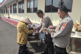 Jalin Silahturahmi dan Peduli Kepada Warga Kurang Mampu, Polres Rejang Lebong Gelar Bakti Sosial Selasa Berbagi 