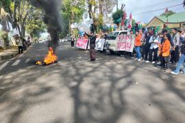 Polres Rejang Lebong Bersama Kodim 0409 Rejang Lebong Kawal Aksi Unjuk Rasa di Depan Kantor DPR  