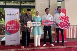 Prof M Quraish Shihab, Pendiri Pusat Studi Al-Qur’an (paling kiri) dan Nasywa Shihab, Direktur Eksekutif Pusat Studi Al-Qur’an (kedua dari kiri) menerima routers internet dari Tri