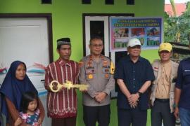 Penuh Haru, Kapolda Bengkulu Serahkan Kunci Program “Bedah Rumah” Kepada Warga Penerima Manfaat