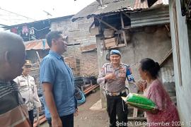 Bakti Sosial, Polsek Sindang Kelingi Bagikan Bantuan Kepada Warga Kurang Mampu
