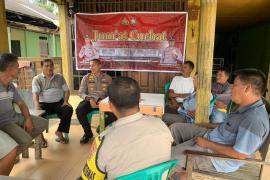 Jumat Curhat Bersama Warga, Personel Polsek Padang Ulak Tanding Tampung Aspirasi Warga 
