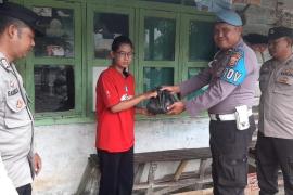 Polsek PUT Salurkan Bantuan Sosial kepada Masyarakat Kurang Mampu