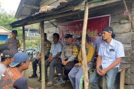Bhabinkamtibmas Polsek Sindang Dataran Jumat Curhat Bersama Warga