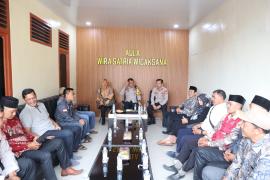 Sampaikan Imbaun dan Program Jaga Kamtibmas, Polres Rejang Lebong Jumat Curhat Bersama Perangkat Desa Sekecamatan Sindang Kelingi 