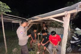Patroli KRYD, Polsek Muara Sahung Sambangi Para Pemuda yang Sedang Nongkrong 