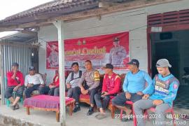 Kapolsek Sindang Kelingi Bersama Personel Polsek Sindang Kelingi Laksanakan Jumat Curhat