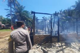 Polsek Talo Datangai dan Cek TKP Kebakaran Rumah Semi Permanen di Desa Padang Batu