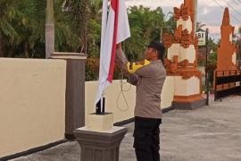 Polsek Kaur Tengah Laksanakan Pengontrolan Instalasi Listrik dan Penurunan Bendera Merah Putih