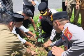 Peduli Stunting dan Ketahanan Pangan, Polres Rejang Lebong Serahkan Bantuan Bibit Ayam Petelur dan Pohon Buah 