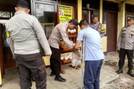 Inovasi Bhabinkamtibmas, Polsek PU. Tanding Salurkan Bantuan Pakaian Bekas Layak Pakai dan Sembako di Rumah Sedekah