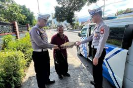 Selasa Berbagi, Polres Rejang Lebong Berikan Bantuan kepada Warga yang Membutuhkan