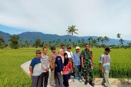 Bhabinkamtibmas Polsek Lebong Utara Hadiri Upname Pembangunan JUT di Desa Talang Ulu