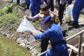 Dukung Program Presiden Terkait Ketahanan Pangan dan Pemberdayaan Ekonomi Masyarakat, Kapolda Bengkulu Tebar Benih Ikan Nila 
