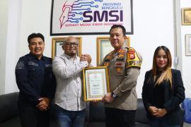 Kapolres Lebong Berikan Penghargaan Kepada Ketua SMSI Bengkulu