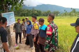 Tingkatkan Koordinasi, Bhabinkamtibmas Polsek Lebong Selatan Hadiri Monev DD dan ADD di Desa BunginTingkatkan Koordinasi, Bhabinkamtibmas Polsek Lebong Selatan Hadiri Monev DD dan ADD di Desa Bungin