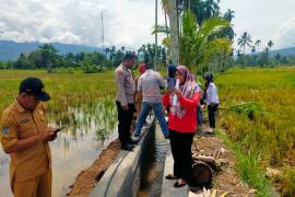 Tingkatkan Koordinasi, Bhabinkamtibmas Polsek Lebong Utara Hadiri Monev DD dan ADD di Desa Pyang Mbik