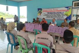 Tingkatkan Koordinasi, Kapolsek dan Bhabinkamtibmas Polsek Lebong Selatan Hadiri Monev DD dan ADD di Desa Mangkurajo