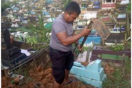 Melihat Lagi Pengabdian Bripka Joko, Polisi yang Sukarela Jadi Tukang Gali Kubur