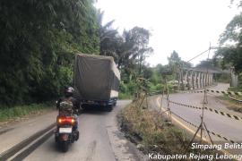 Polsek Sindang Kelingi Laksanakan Pengawalan di Jalan Lintas Curup-Lubuk Linggau untuk Keamanan Pengendara