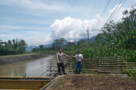 Sambang, Bhabinkamtibmas Polsek Lebong Selatan Cek Tanaman Jagung Warga Binaan