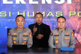 Masyarakat Indonesia dibuat gempar dengan kehadiran robot-robot dalam gladi kotor acara Hari Bhayangkara ke-79 di Monas, Jakarta Pusat (Jakpus) pekan lalu. Robot-robot yang dimaksud adalah robot humanoid, robot dog, robot tank, ropi, hingga robot agriculture.  Tujuan penggunaan robot, ketakjuban pada kecanggihan hingga sumber anggaran pengadaan robot-robot tersebut menjadi pembahasan. Lalu sebenarnya apa maksud dari kehadiran robot-robot tersebut?  Kadiv Humas Polri Irjen Sandi Nugroho mengatakan kehadiran 