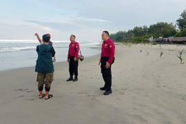 Ditpamobvit Polda Bengkulu melalui Subdit Wisata Laksanakan Patroli Dialogis dengan Masyarakat di Pantai Pasir Putih dan Pantai Panjang
