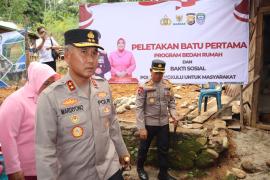Peletakan Batu Pertama Program Bedah Rumah dan Bakti Sosial Polda Bengkulu untuk Masyarakat oleh Kapolda Bengkulu