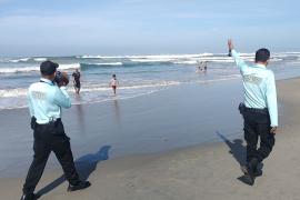 Ditpamobvit Polda Bengkulu Gelar Patroli Dialogis bersama Masyarakat yang Berlibur di Objek Wisata Pantai Panjang dan Pasir Putih