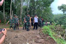 Diguyur Hujan, Kunjungan Tim Wasev TMMD Ke-126 Kodim 0423/BU Tetap Berlangsung Khidmat dan Penuh Semangat