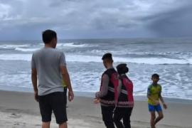 Polri Hadir di Tengah Wisatawan: Polda Bengkulu Patroli dan Edukasi Pengunjung Pantai Panjang