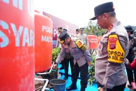 Wakapolri Tinjau Dapur Umum Bhayangkari dan Resmikan Sumur Bor di Huntara Asam Pulau