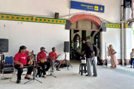 Hiburan Musik dan Area Bermain Anak di Stasiun Semarang Tawang