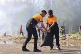 Ditintelkam Polda Bengkulu Bersih-Bersih Pantai Zakat, Dukung Aksi Nasional Perang Terhadap Sampah