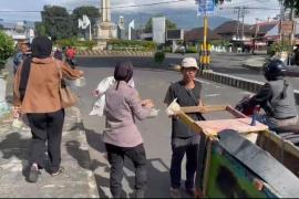 Polres Rejang Lebong Bagikan 150 Paket Takjil di Jumat Berkah Ramadan
