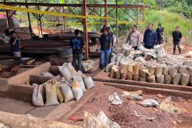 Polri Bongkar Penambangan Ilegal dan Penyelundupan Pasir Timah ke Malaysia, 7 Tersangka Diamankan