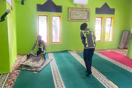 Polres Lebong Laksanakan Program Indonesia Asri, Bersihkan Lingkungan dan Mushola