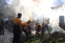 Personel Dit Intelkam Polda Bengkulu Bersihkan Pantai, Dukung Program Gerakan ASRI