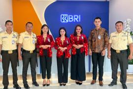 Semarak Hari Kartini, Pekerja BRI Branch Office Pantai Indah Kapuk Tampil Elegan dengan Kebaya Merah