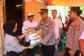 Polres Kepahiang Salurkan Bantuan Sosial kepada Korban Tersengat Listrik di Bermani Ilir