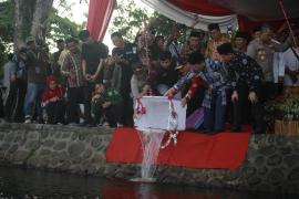 Menag Nasaruddin Umar Implementasikan Ekoteologi di Danau Dendam Tak Sudah Lewat Tabur Benih Ikan dan Pelepasan Burung