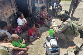 Satgas Damai Cartenz Laksanakan Patroli dan Layanan Kesehatan di Pengungsian Gigobak Sinak, Wujud Nyata Kepedulian kepada Warga