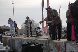 Polda Bengkulu Gelar Upacara Tabur Bunga di Perairan Bengkulu