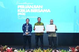 Saksikan Penandatanganan PKB Jasa Raharja dan Serikat Pekerja
